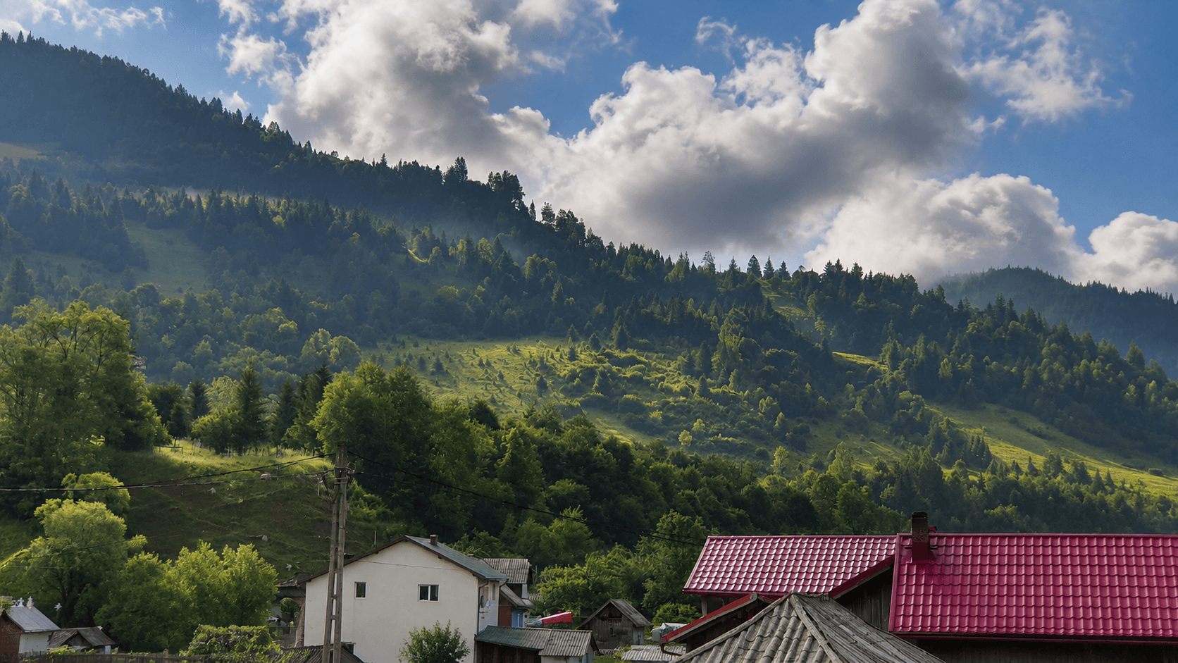 Dealurile din jurul satului, cu ceață pe pădure